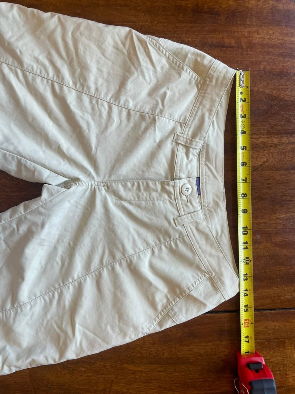 Patagonia women's khaki Bermuda-style shorts, size 6, nylon/polyester - Picture 4 of 6